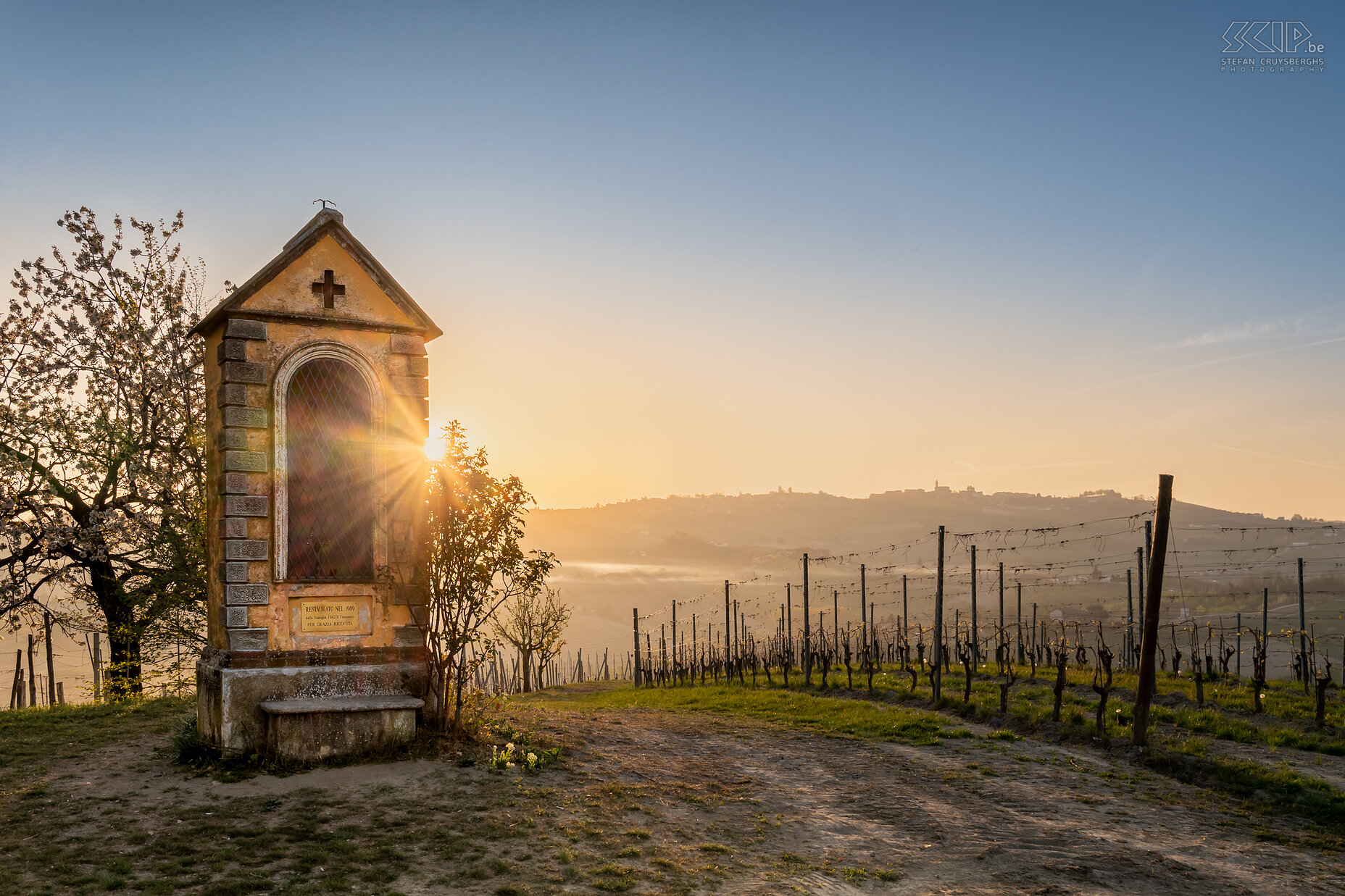 Grinzane Cavour - Veldkapel Zonsopgang bij de mooie veldkapel in de wijngaarden rond Grinzane Cavour Stefan Cruysberghs